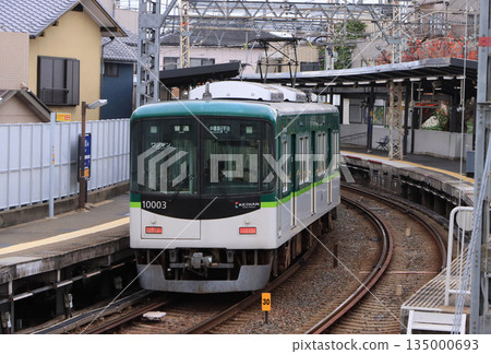 Keihan Uji Line 10000 series train arriving at Obaku Station 135000693