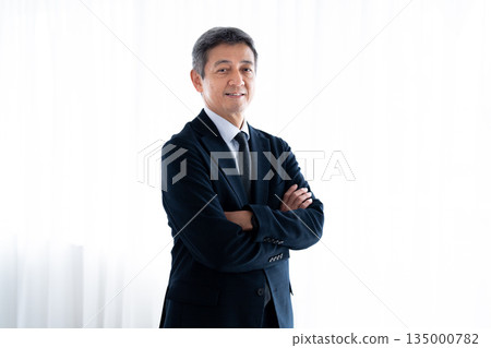 一位身著西裝的老者凝視著未來。 135000782