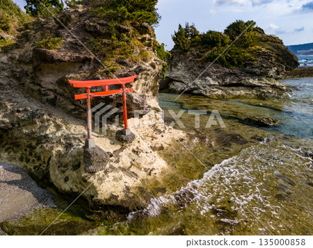 伊豆下田縣的龍宮島,以及白島神社的紅色鳥居。無人機從小笠崎翼拍攝。碧海藍天,波光粼粼,綠林蔥蘢。 伊豆下田縣的龍宮島,以及白島神社的紅色鳥居。無人機從小笠崎翼拍攝。碧海藍天,波光粼粼,綠林蔥蘢。 135000858