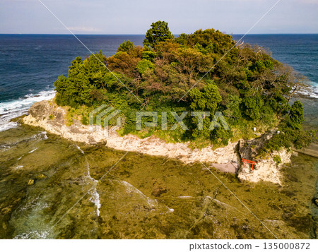 伊豆下田縣的龍宮島，以及白島神社的紅色鳥居。無人機從小笠崎翼拍攝。碧海藍天，波光粼粼，綠林蔥蘢。 135000872