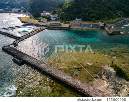伊豆下田縣的龍宮島，以及白島神社的紅色鳥居。無人機從小笠崎翼拍攝。碧海藍天，波光粼粼，綠林蔥蘢。 135000908