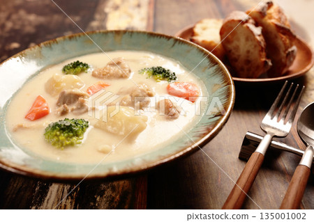 Cream stew and batard 135001002