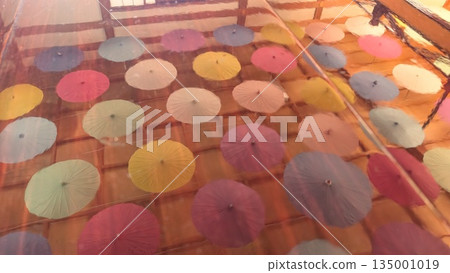 一把日本傘倒映在奉德寺的地板上。 135001019
