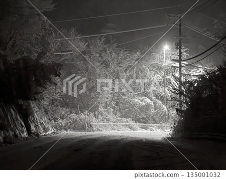 A mountain pass road stranded due to sudden snowfall 135001032