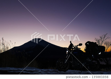 Evening view of Mt. Fuji and motorcycles from Lake Yamanaka Myojinyama Panorama Platform Evening view of Mt. Fuji and motorcycles from Lake Yamanaka Myojinyama Panorama Platform 135001038