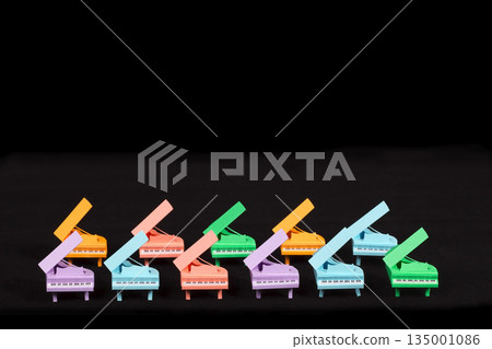 彩色迷你鋼琴紙藝作品,黑色背景 彩色迷你鋼琴紙藝作品,黑色背景 135001086