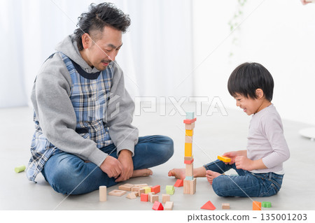 男幼兒園老師和孩子們玩耍 135001203