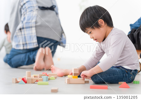 男幼兒園老師和孩子們玩耍 135001205