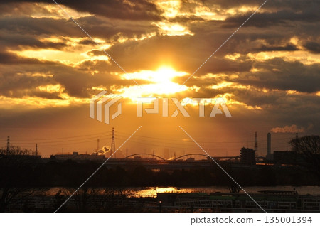 Illuminating sunlight Illuminating sunlight 135001394