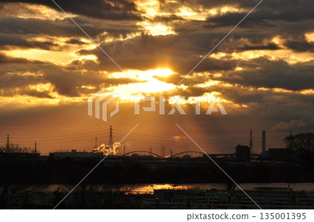 pouring sunlight pouring sunlight 135001395