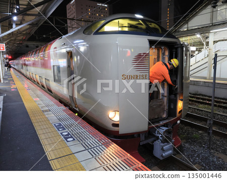 深夜在岡山車站轉乘的特快列車「日出出雲」號 135001446