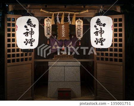 一座敞開大門的小神社 一座敞開大門的小神社 135001751