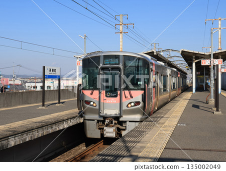 A 227 series train on the Uno Line arriving at Chayamachi Station 135002049