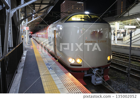夜間，特快列車「日出出雲號」抵達岡山站。 135002052
