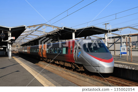 8000 series express train Shiokaze stopping at Kojima Station 135002054
