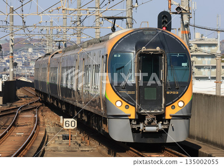 8600 series express train Shiokaze arriving at Chayamachi Station 8600 series express train Shiokaze arriving at Chayamachi Station 135002055