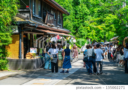 【東京】通往深大寺的道路兩旁林立著許多商店。 135002271