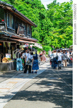 【東京】通往深大寺的道路兩旁林立著許多商店。 135002272