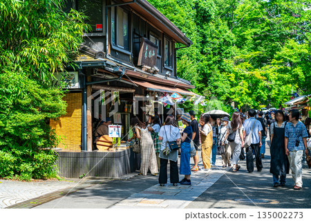 【東京】通往深大寺的道路兩旁林立著許多商店。 135002273