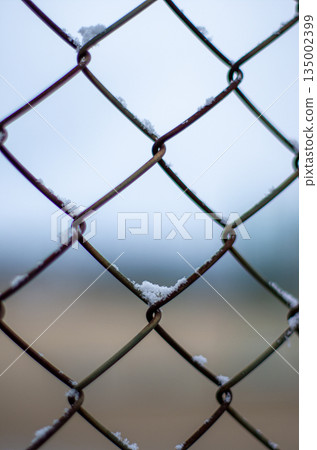 被雪覆蓋的柵欄 被雪覆蓋的柵欄 135002399