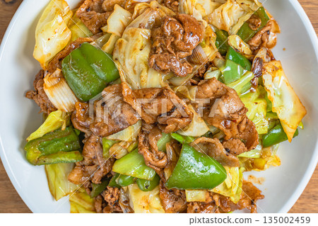 二次烹調的豬肉，盛於白盤中 135002459