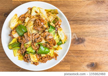 二次烹調的豬肉，盛於白盤中 135002460