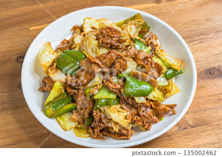 二次烹調的豬肉,盛於白盤中 二次烹調的豬肉,盛於白盤中 135002462