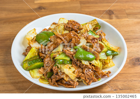 二次烹調的豬肉，盛於白盤中 135002465