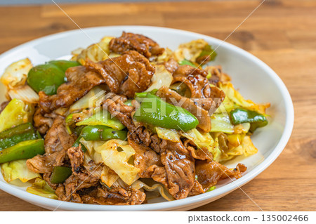 二次烹調的豬肉,盛於白盤中 二次烹調的豬肉,盛於白盤中 135002466