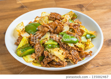 二次烹調的豬肉，盛於白盤中 135002467