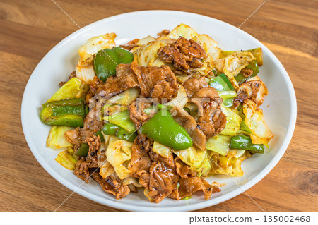 二次烹調的豬肉，盛於白盤中 135002468