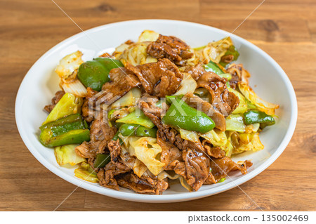 二次烹調的豬肉，盛於白盤中 135002469