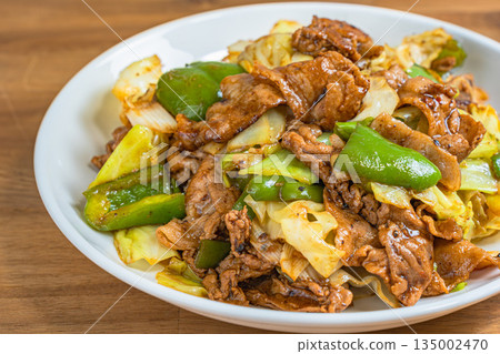 二次烹調的豬肉，盛於白盤中 135002470