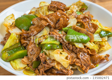 二次烹調的豬肉，盛於白盤中 135002471