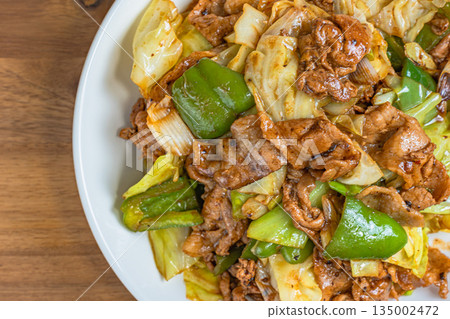 二次烹調的豬肉,盛於白盤中 二次烹調的豬肉,盛於白盤中 135002472