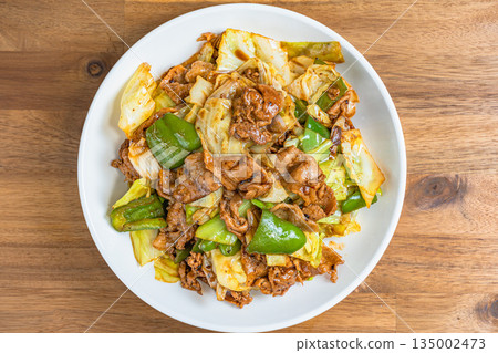 二次烹調的豬肉，盛於白盤中 135002473