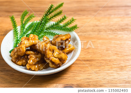 Candied walnuts 135002493