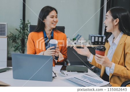 Businesswomen having discussion in office 135002643