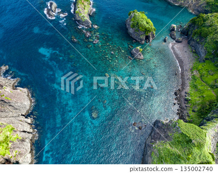 無人機拍攝的Hirizo海灘。畫面中還能看到大根島、愛合岬以及眾多岩石海岸。 Hirizo海灘位於靜岡縣伊豆半島南伊豆町中木町。 無人機拍攝的Hirizo海灘。畫面中還能看到大根島、愛合岬以及眾多岩石海岸。 Hirizo海灘位於靜岡縣伊豆半島南伊豆町中木町。 135002740