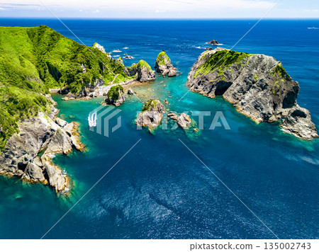 Drone shot of Hirizo Beach. Daikon Island, Aiai Cape, and numerous rocky shores are also visible. Hirizo Beach, Nakagi, Minamiizu Town, Izu Peninsula, Shizuoka Prefecture Drone shot of Hirizo Beach. Daikon Island, Aiai Cape, and numerous rocky shores are also visible. Hirizo Beach, Nakagi, Minamiizu Town, Izu Peninsula, Shizuoka Prefecture 135002743
