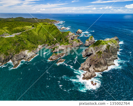 無人機拍攝的Hirizo海灘。畫面中還能看到大根島、愛合岬以及眾多岩石海岸。 Hirizo海灘位於靜岡縣伊豆半島南伊豆町中木町。 135002764