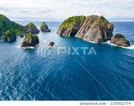無人機拍攝的Hirizo海灘。畫面中還能看到大根島、愛合岬以及眾多岩石海岸。 Hirizo海灘位於靜岡縣伊豆半島南伊豆町中木町。 無人機拍攝的Hirizo海灘。畫面中還能看到大根島、愛合岬以及眾多岩石海岸。 Hirizo海灘位於靜岡縣伊豆半島南伊豆町中木町。 135002774