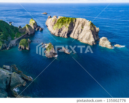 無人機拍攝的Hirizo海灘。畫面中還能看到大根島、愛合岬以及眾多岩石海岸。 Hirizo海灘位於靜岡縣伊豆半島南伊豆町中木町。 135002776