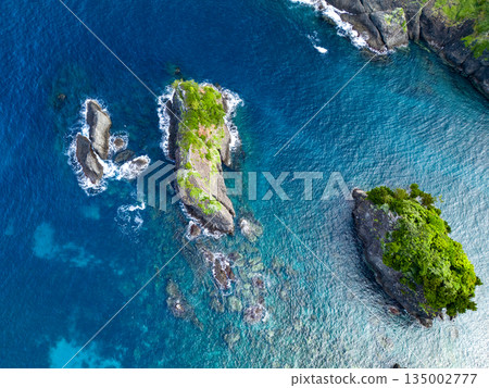 無人機拍攝的Hirizo海灘。畫面中還能看到大根島、愛合岬以及眾多岩石海岸。 Hirizo海灘位於靜岡縣伊豆半島南伊豆町中木町。 無人機拍攝的Hirizo海灘。畫面中還能看到大根島、愛合岬以及眾多岩石海岸。 Hirizo海灘位於靜岡縣伊豆半島南伊豆町中木町。 135002777