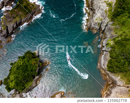 無人機拍攝的Hirizo海灘。畫面中還能看到大根島、愛合岬以及眾多岩石海岸。 Hirizo海灘位於靜岡縣伊豆半島南伊豆町中木町。 135002778