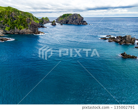 無人機拍攝的Hirizo海灘。畫面中還能看到大根島、愛合岬以及眾多岩石海岸。 Hirizo海灘位於靜岡縣伊豆半島南伊豆町中木町。 135002791
