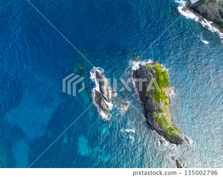 無人機拍攝的Hirizo海灘。畫面中還能看到大根島、愛合岬以及眾多岩石海岸。 Hirizo海灘位於靜岡縣伊豆半島南伊豆町中木町。 無人機拍攝的Hirizo海灘。畫面中還能看到大根島、愛合岬以及眾多岩石海岸。 Hirizo海灘位於靜岡縣伊豆半島南伊豆町中木町。 135002796