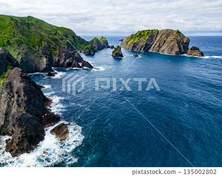 無人機拍攝的Hirizo海灘。畫面中還能看到大根島、愛合岬以及眾多岩石海岸。 Hirizo海灘位於靜岡縣伊豆半島南伊豆町中木町。 無人機拍攝的Hirizo海灘。畫面中還能看到大根島、愛合岬以及眾多岩石海岸。 Hirizo海灘位於靜岡縣伊豆半島南伊豆町中木町。 135002802