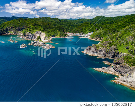 無人機拍攝的Hirizo海灘。畫面中還能看到大根島、愛合岬以及眾多岩石海岸。 Hirizo海灘位於靜岡縣伊豆半島南伊豆町中木町。 無人機拍攝的Hirizo海灘。畫面中還能看到大根島、愛合岬以及眾多岩石海岸。 Hirizo海灘位於靜岡縣伊豆半島南伊豆町中木町。 135002817