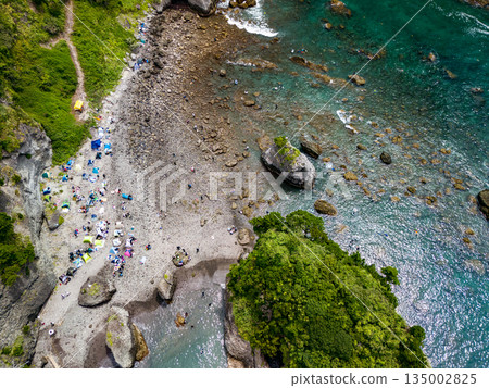 無人機拍攝的Hirizo海灘。畫面中還能看到大根島、愛合岬以及眾多岩石海岸。 Hirizo海灘位於靜岡縣伊豆半島南伊豆町中木町。 135002825